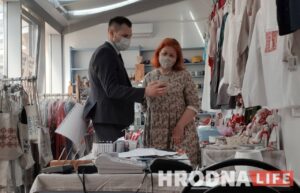 Задержали Ольгу Веремеенко из магазина "Адметнасць" Идеолог и Ольга Веремеенко в магазине "Адметнасць