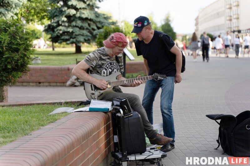 Любит рок, джаз и Гродно. Уличный музыкант нашел "идеальную культуру" и хочет здесь остаться