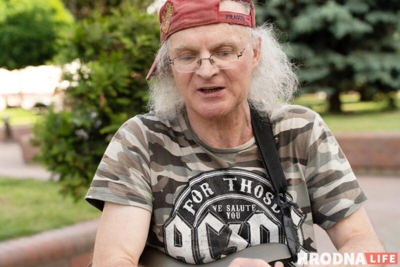 Любит рок, джаз и Гродно. Уличный музыкант нашел "идеальную культуру" и хочет здесь остаться