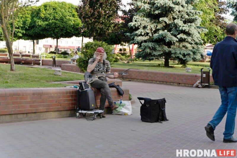 Любит рок, джаз и Гродно. Уличный музыкант нашел "идеальную культуру" и хочет здесь остаться