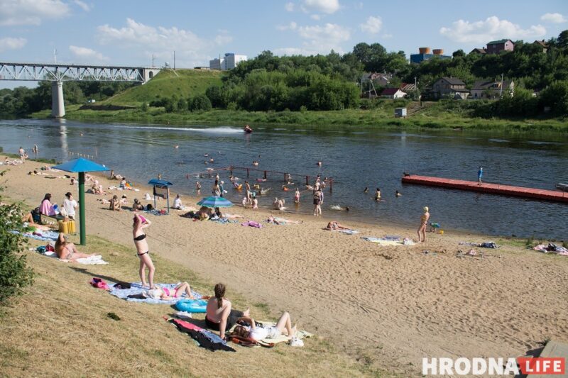 Легкая одежда,чистая вода и полезная еда. Как помочь ребенку перенести жару