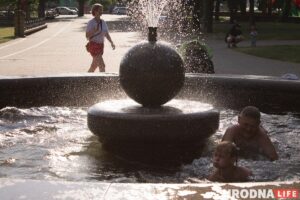 Гродненцы купаются в фонтане в городском парке. 22 июня 2021 год