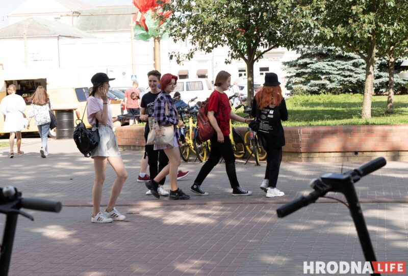 Защитный крем, легкая одежда и много воды. Как гродненцы спасаются от жары, когда температура бьёт рекорды