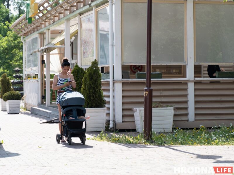 Защитный крем, легкая одежда и много воды. Как гродненцы спасаются от жары, когда температура бьёт рекорды