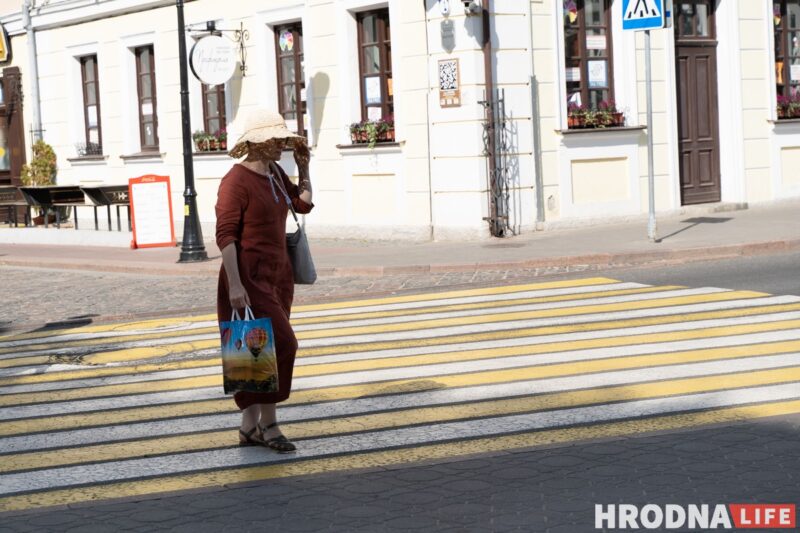 Защитный крем, легкая одежда и много воды. Как гродненцы спасаются от жары, когда температура бьёт рекорды