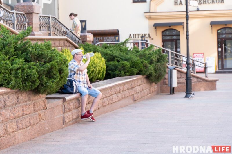 Защитный крем, легкая одежда и много воды. Как гродненцы спасаются от жары, когда температура бьёт рекорды