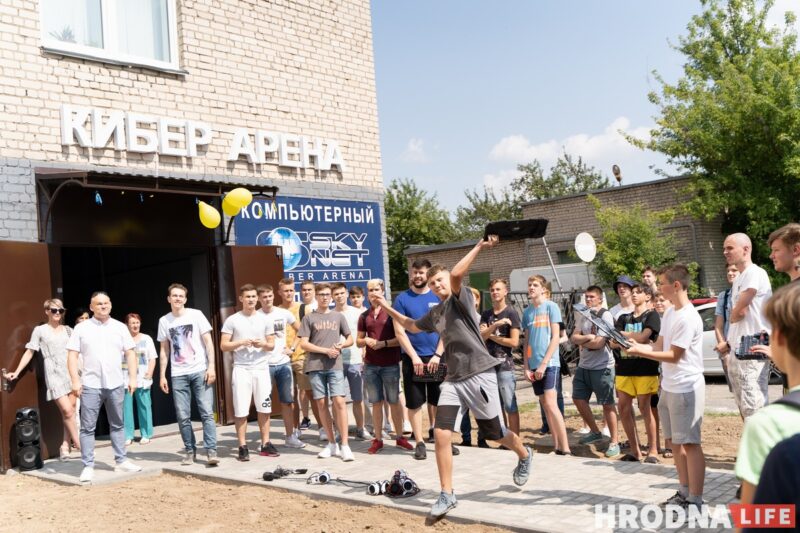 Хлопец з "Матрыцы", рэванш з клавіятурай і паляванне на мышэй. У Гродне адкрылі кіберарэну "Skynet"