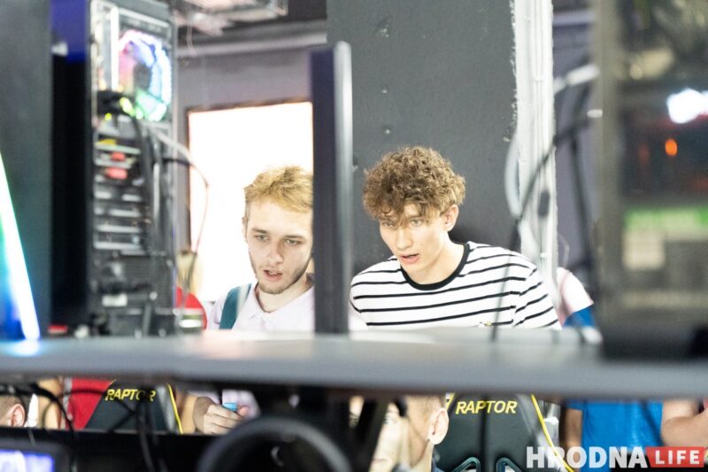 Хлопец з "Матрыцы", рэванш з клавіятурай і паляванне на мышэй. У Гродне адкрылі кіберарэну "Skynet"