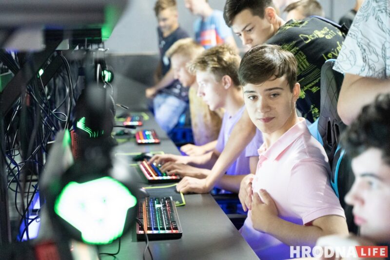 Хлопец з "Матрыцы", рэванш з клавіятурай і паляванне на мышэй. У Гродне адкрылі кіберарэну "Skynet"