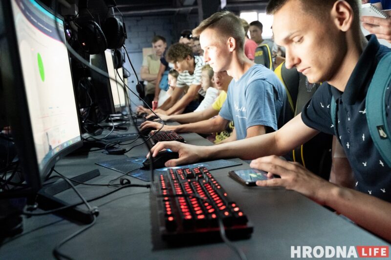 Хлопец з "Матрыцы", рэванш з клавіятурай і паляванне на мышэй. У Гродне адкрылі кіберарэну "Skynet"