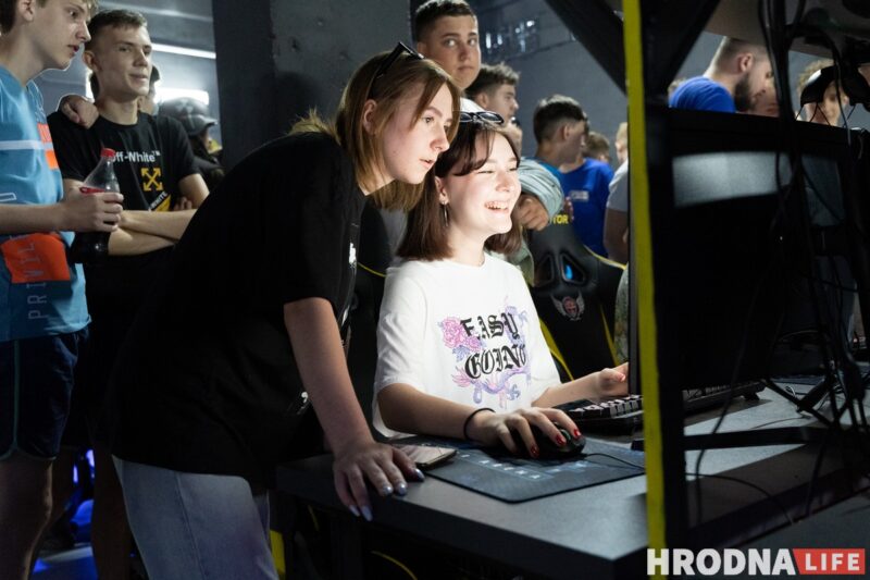 Хлопец з "Матрыцы", рэванш з клавіятурай і паляванне на мышэй. У Гродне адкрылі кіберарэну "Skynet"