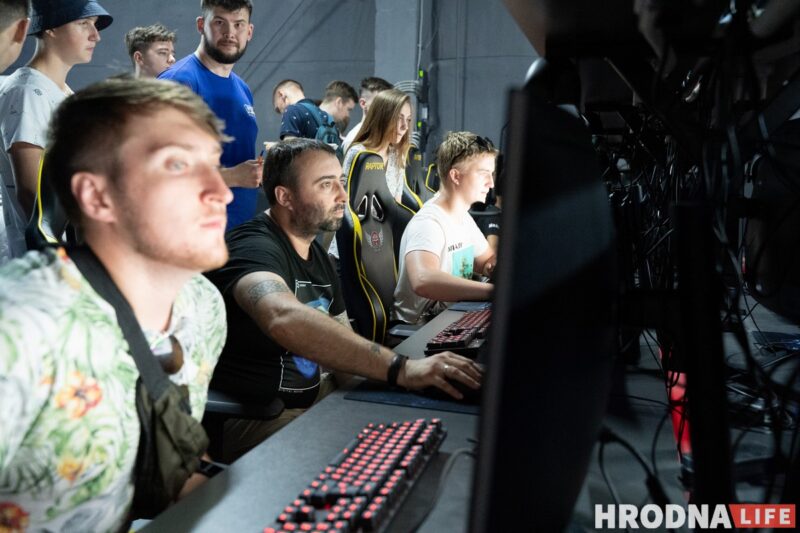 Хлопец з "Матрыцы", рэванш з клавіятурай і паляванне на мышэй. У Гродне адкрылі кіберарэну "Skynet"