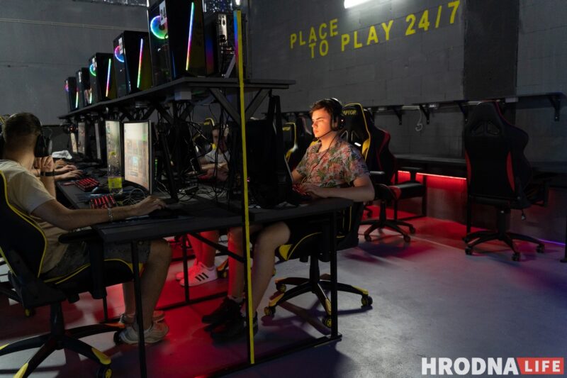 Хлопец з "Матрыцы", рэванш з клавіятурай і паляванне на мышэй. У Гродне адкрылі кіберарэну "Skynet"