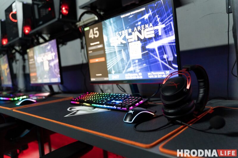 Хлопец з "Матрыцы", рэванш з клавіятурай і паляванне на мышэй. У Гродне адкрылі кіберарэну "Skynet"