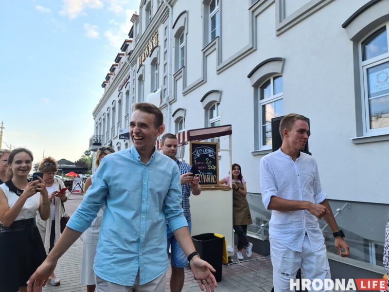 С первого класса - до совместного бизнеса. Два друга открыли тележку с мороженым в центре Гродно