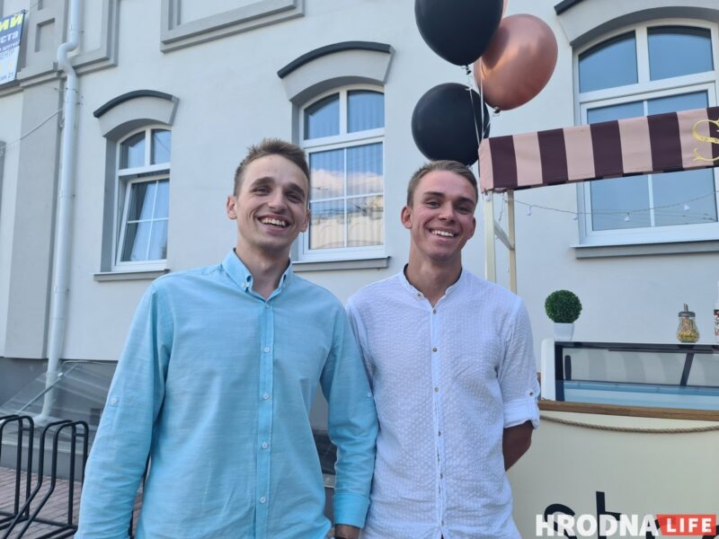 С первого класса - до совместного бизнеса. Два друга открыли тележку с мороженым в центре Гродно С первого класса - до совместного бизнеса. Два друга открыли тележку с мороженым в центре Гродно