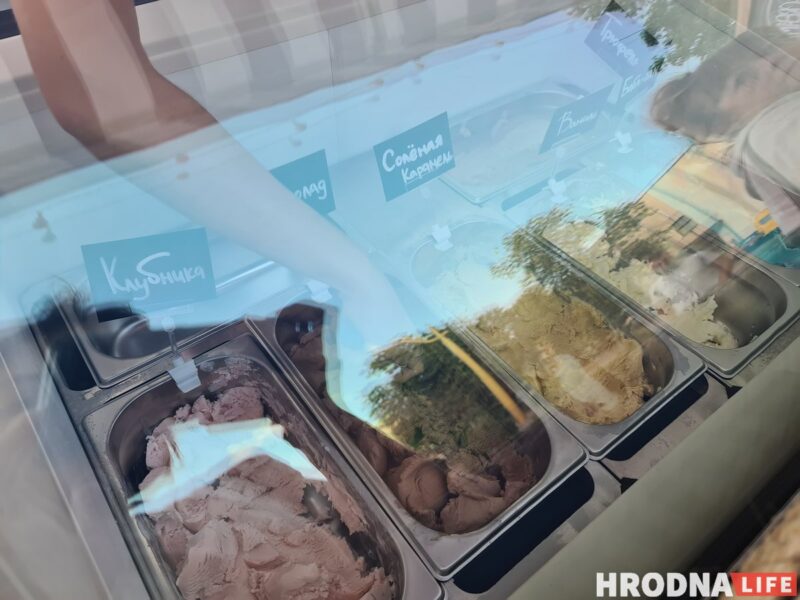 С первого класса - до совместного бизнеса. Два друга открыли тележку с мороженым в центре Гродно