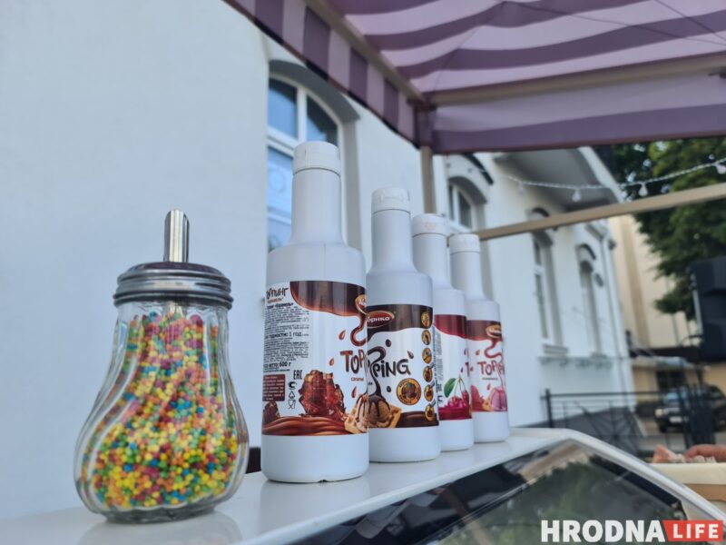 С первого класса - до совместного бизнеса. Два друга открыли тележку с мороженым в центре Гродно