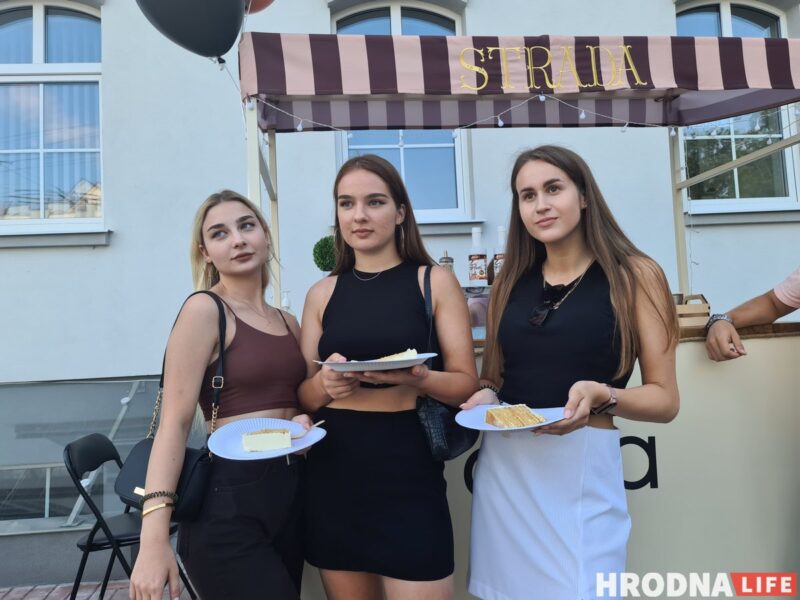 С первого класса - до совместного бизнеса. Два друга открыли тележку с мороженым в центре Гродно