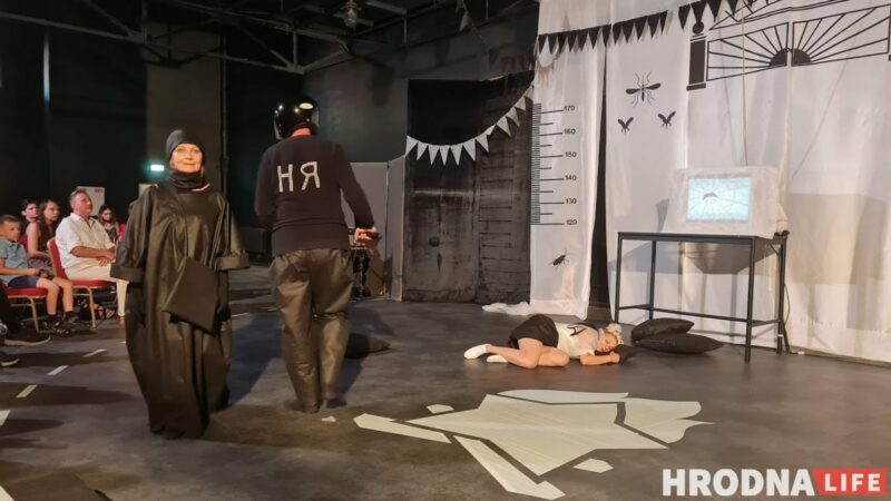 "Система учит не слышать, а подавлять". Уволенные актёры из Гродно показали в Вильнюсе «Третью смену»