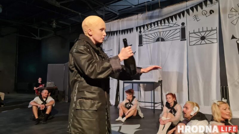 "Система учит не слышать, а подавлять". Уволенные актёры из Гродно показали в Вильнюсе «Третью смену»