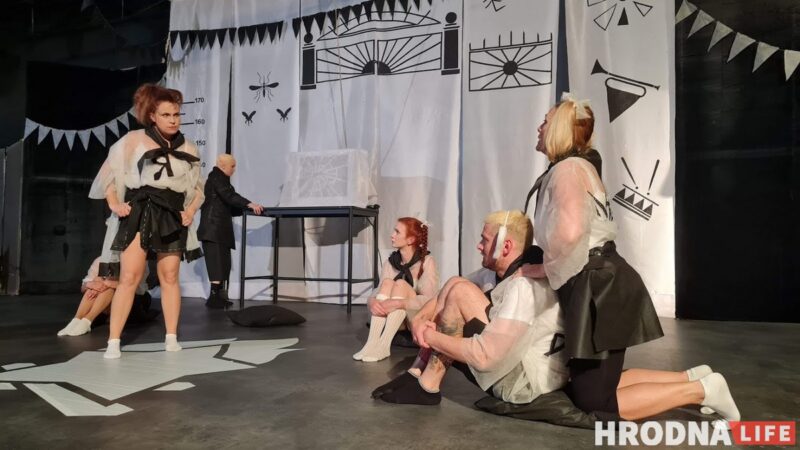 "Система учит не слышать, а подавлять". Уволенные актёры из Гродно показали в Вильнюсе «Третью смену»