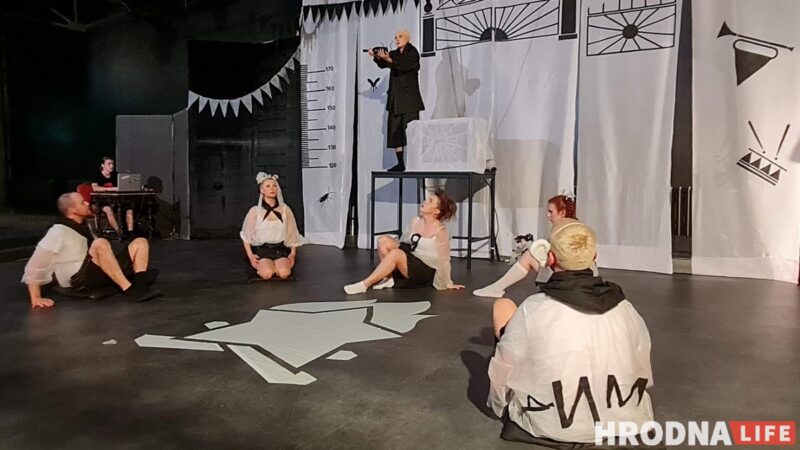 "Система учит не слышать, а подавлять". Уволенные актёры из Гродно показали в Вильнюсе «Третью смену»