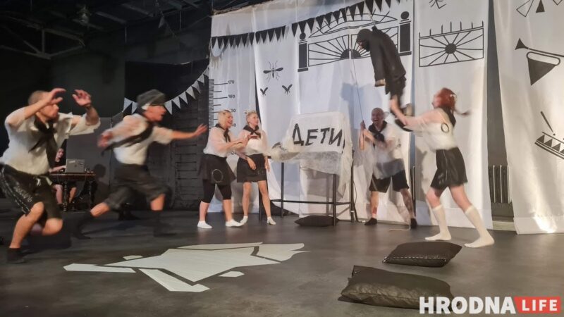 "Система учит не слышать, а подавлять". Уволенные актёры из Гродно показали в Вильнюсе «Третью смену»