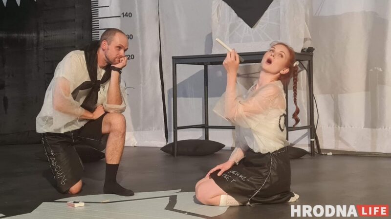 "Система учит не слышать, а подавлять". Уволенные актёры из Гродно показали в Вильнюсе «Третью смену»