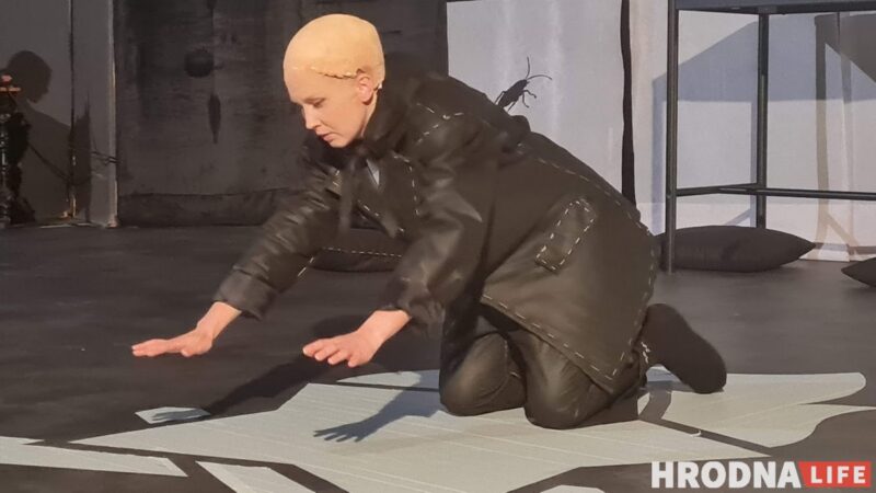 "Система учит не слышать, а подавлять". Уволенные актёры из Гродно показали в Вильнюсе «Третью смену»