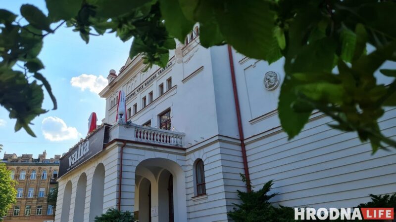 "Система учит не слышать, а подавлять". Уволенные актёры из Гродно показали в Вильнюсе «Третью смену»