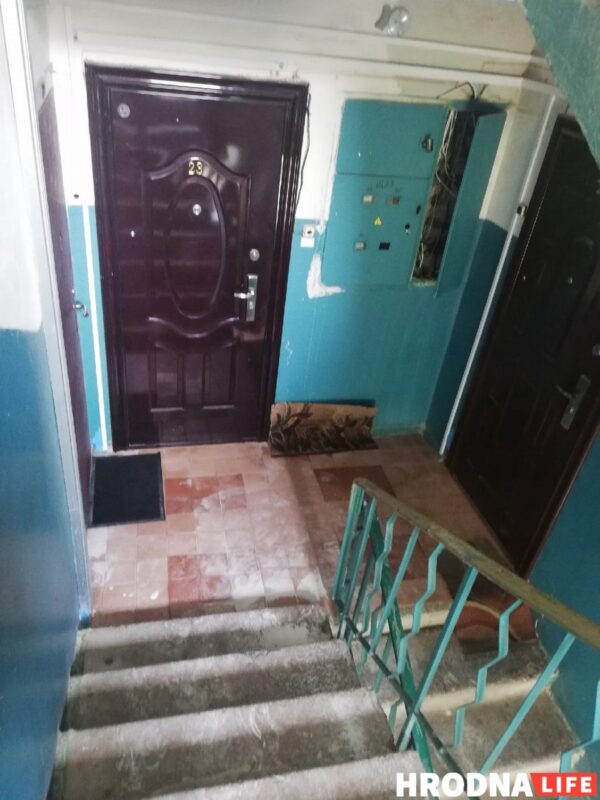 Пятиэтажка на Белуша после ливня протекла насквозь. Жильцы остались без света