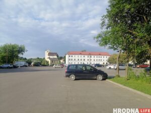 Сквер-скансен или многоуровневый паркинг? Что может появиться вместо парковки на Троицкой