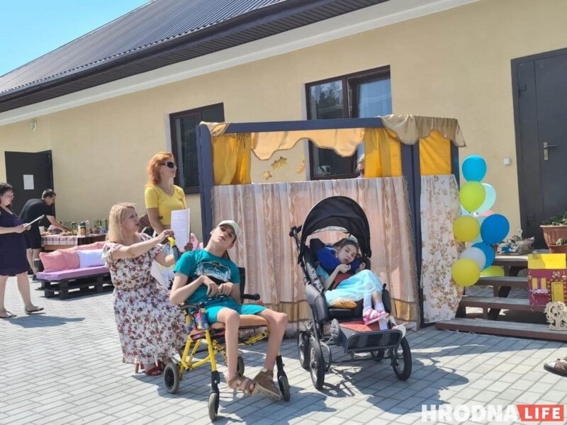 “Мы как большая семья с кучей родственников”. Паллиативный центр детского хосписа отметил день рождения Сцена из спектакля, поставленного сотрудниками и пациентами Паллиативного центра Гродненского детского хосписа, 13 июля, на первую годовщину центра