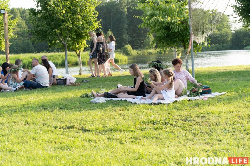 Ночной костёр, танцы и "папараць-кветка". Под Гродно ещё раз отпраздновали Купалье