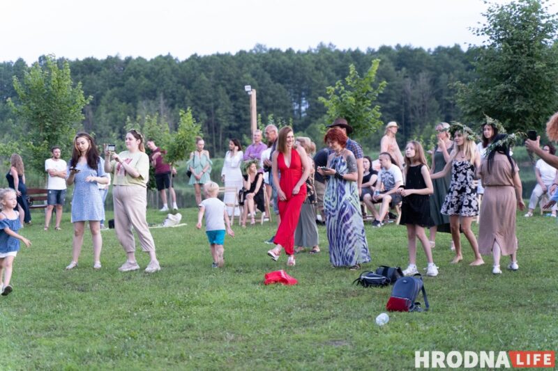 Ночной костёр, танцы и "папараць-кветка". Под Гродно ещё раз отпраздновали Купалье