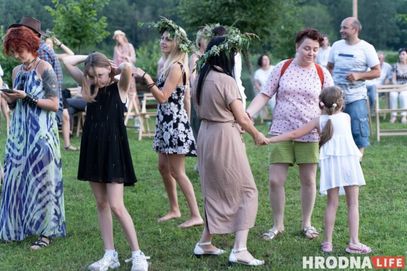 Ночной костёр, танцы и "папараць-кветка". Под Гродно ещё раз отпраздновали Купалье