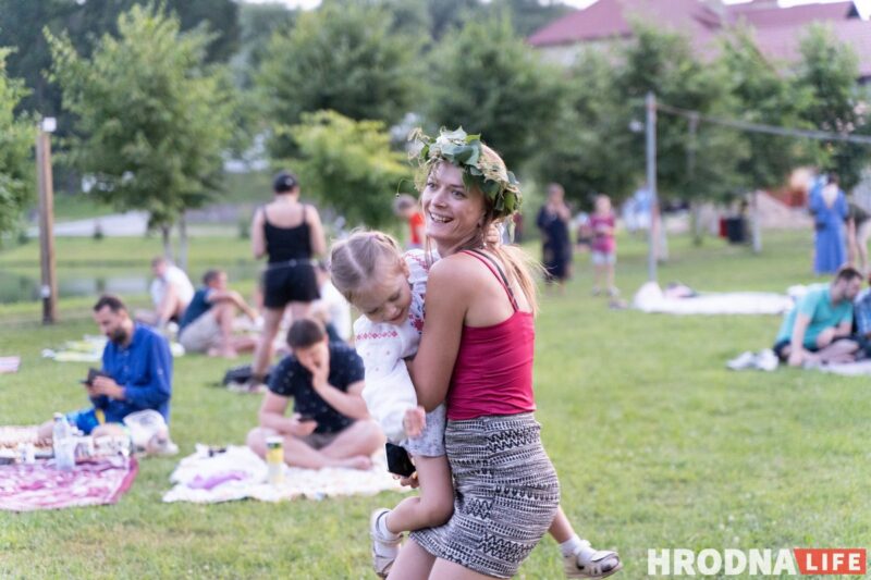 Ночной костёр, танцы и "папараць-кветка". Под Гродно ещё раз отпраздновали Купалье