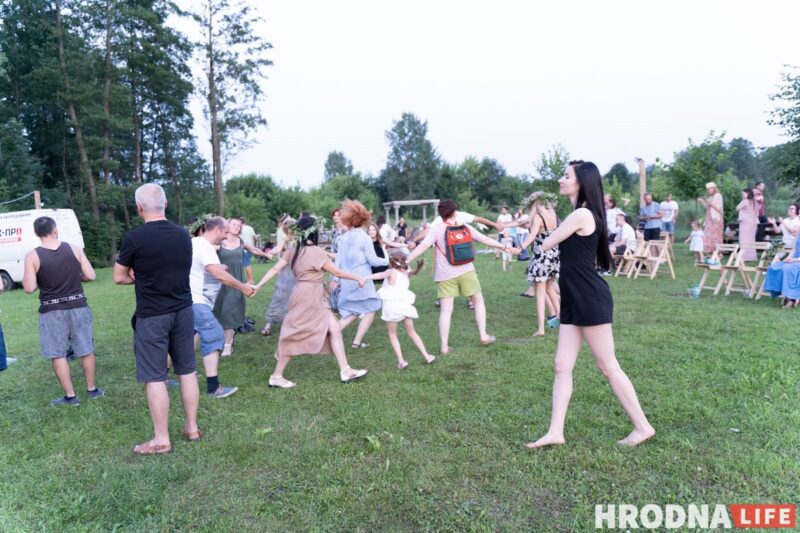Ночной костёр, танцы и "папараць-кветка". Под Гродно ещё раз отпраздновали Купалье