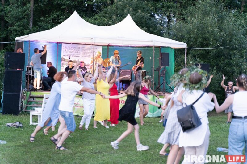 Ночной костёр, танцы и "папараць-кветка". Под Гродно ещё раз отпраздновали Купалье