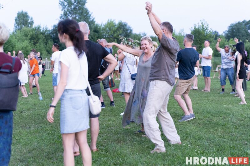 Ночной костёр, танцы и "папараць-кветка". Под Гродно ещё раз отпраздновали Купалье