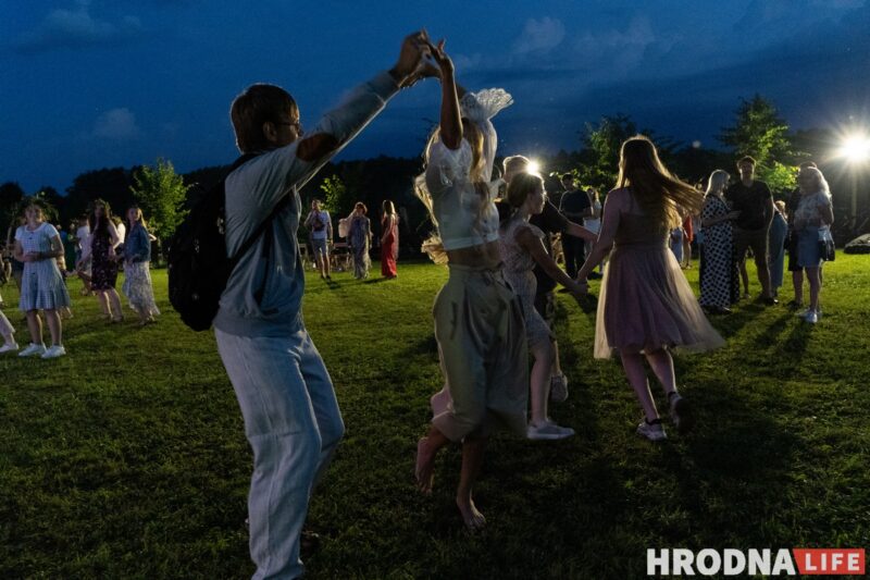 Ночной костёр, танцы и "папараць-кветка". Под Гродно ещё раз отпраздновали Купалье