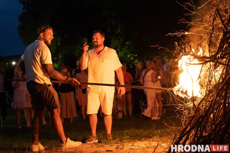 Ночной костёр, танцы и "папараць-кветка". Под Гродно ещё раз отпраздновали Купалье
