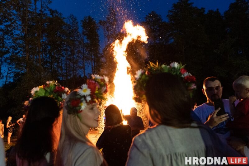 Ночной костёр, танцы и "папараць-кветка". Под Гродно ещё раз отпраздновали Купалье