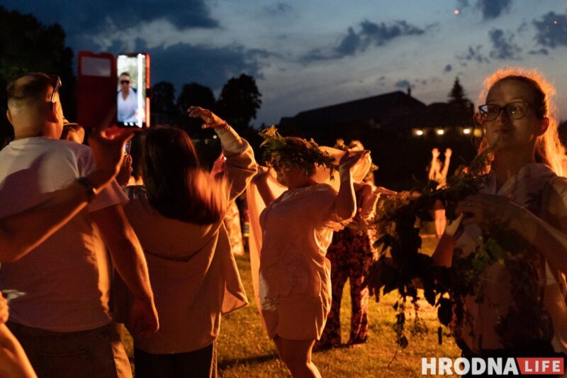 Ночной костёр, танцы и "папараць-кветка". Под Гродно ещё раз отпраздновали Купалье