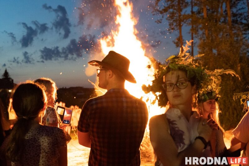 Ночной костёр, танцы и "папараць-кветка". Под Гродно ещё раз отпраздновали Купалье