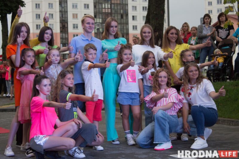 Красная дорожка, модная одежда, зажигательные танцы. На показе мод в Гродно рассказали о трендах лета