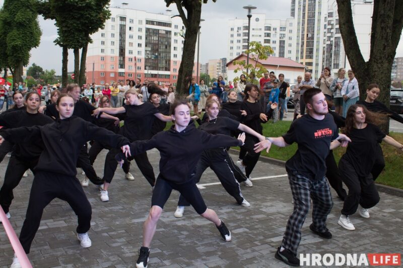 Красная дорожка, модная одежда, зажигательные танцы. На показе мод в Гродно рассказали о трендах лета