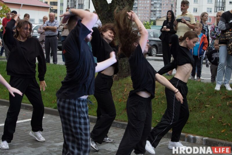 Красная дорожка, модная одежда, зажигательные танцы. На показе мод в Гродно рассказали о трендах лета