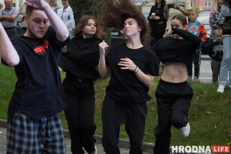 Красная дорожка, модная одежда, зажигательные танцы. На показе мод в Гродно рассказали о трендах лета